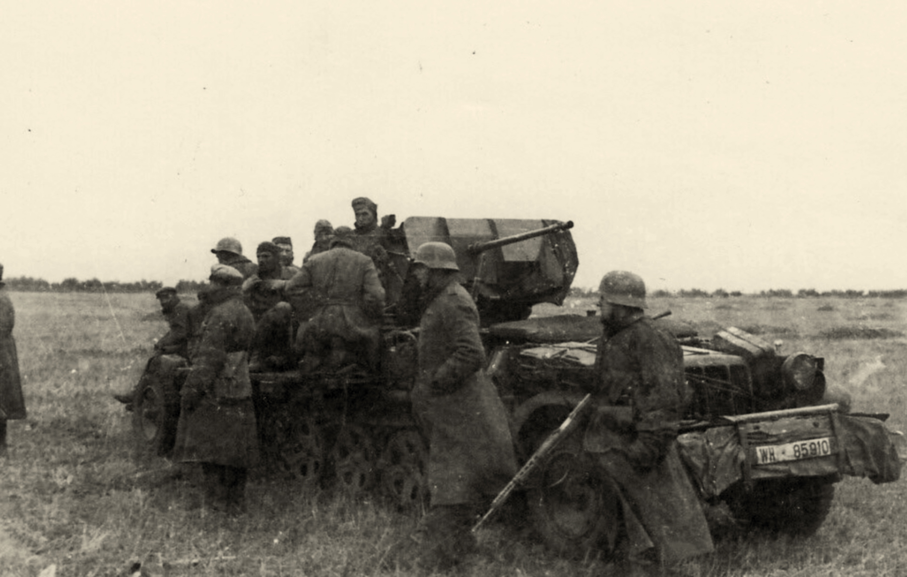 Fla Bataillon 22 (mot) with 2cm Flak 38 SdKfz 11 during siege of Sevastopol 1941 ebay 03