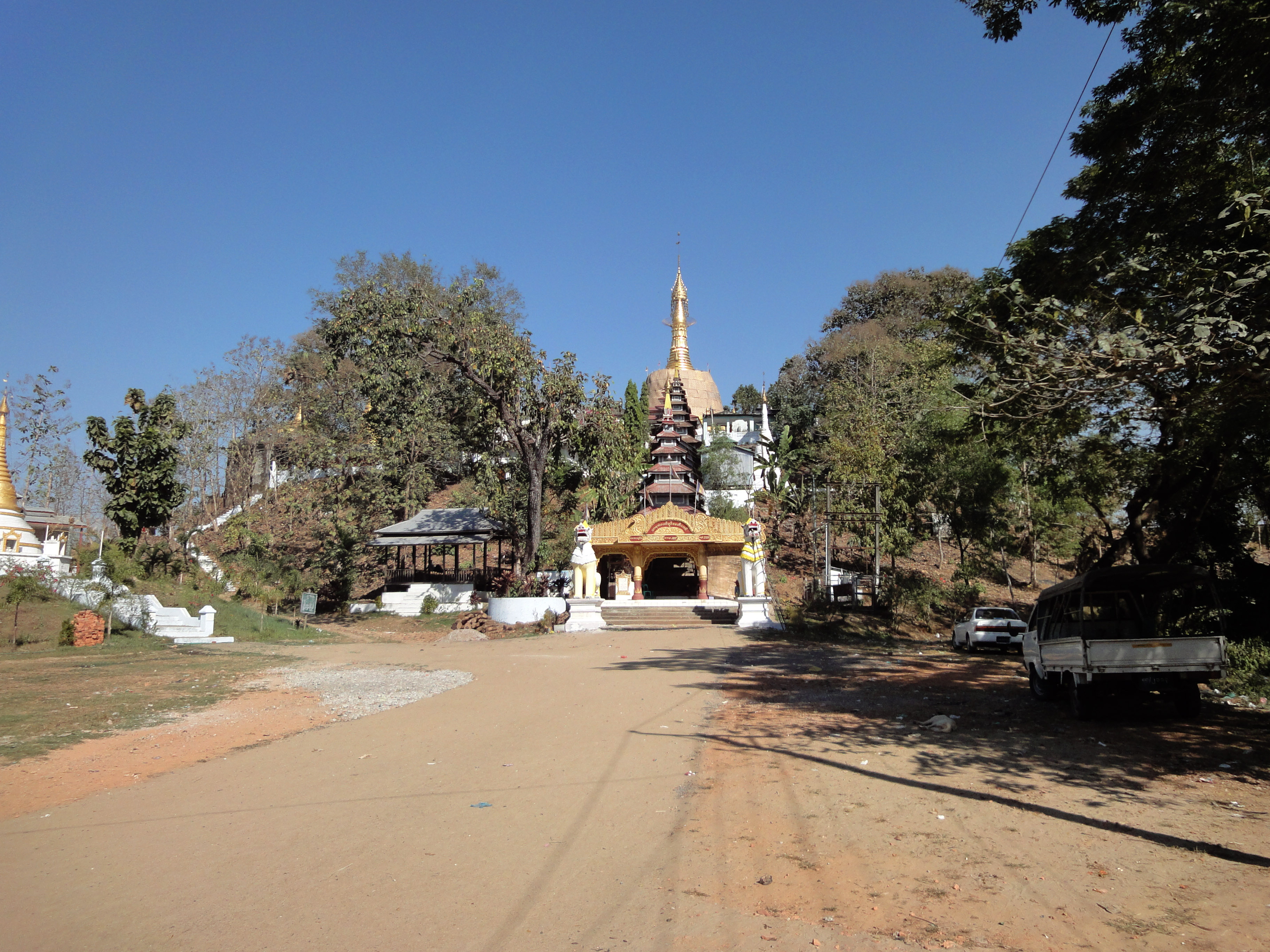 Asisbiz Photos of Thanboddhay Pagoda, Mohnyin Forest Monastery retreat3648 x 2736