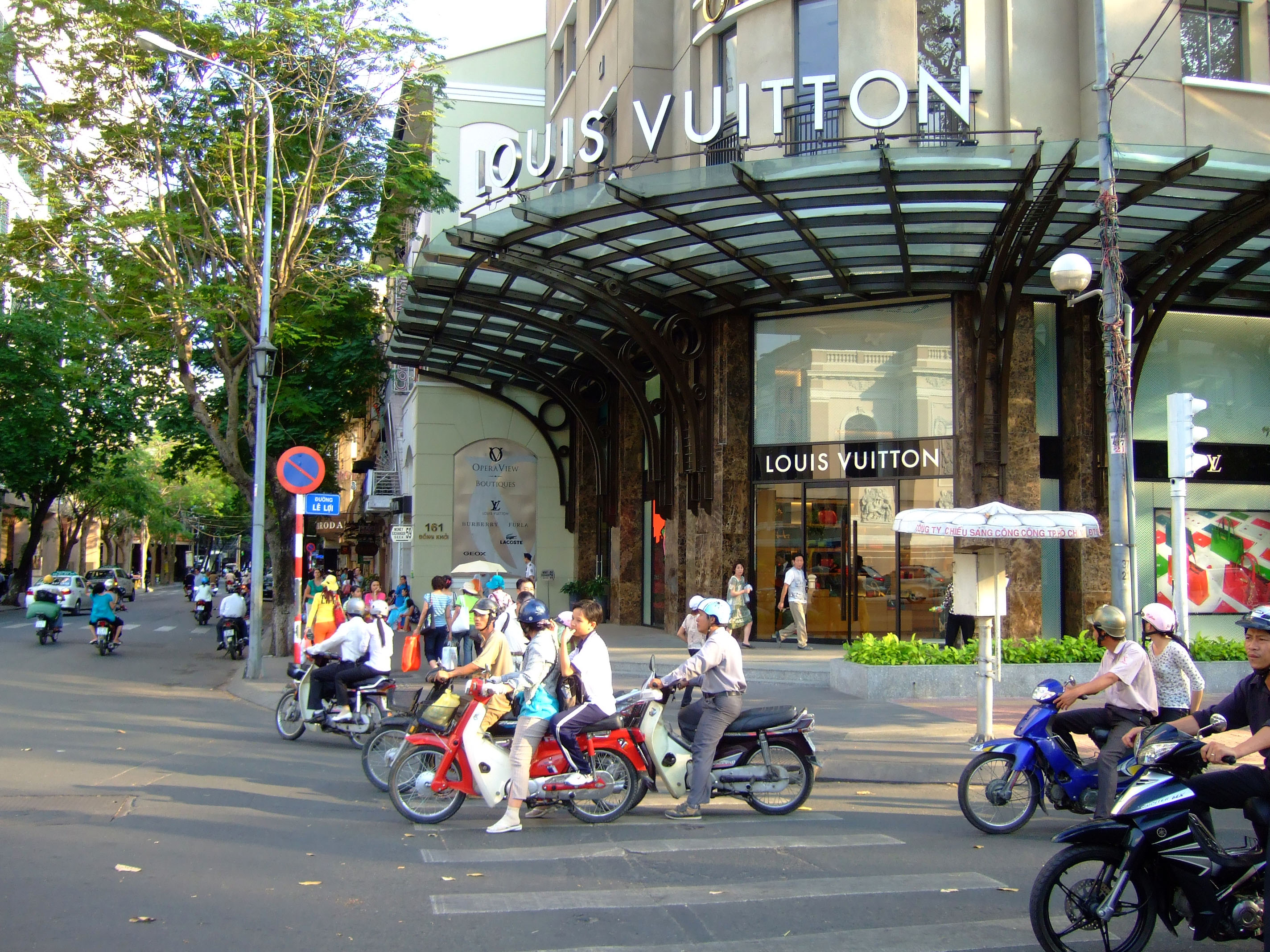 Vietnam Shops Louis Vuitton Feb 2009 02