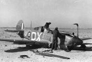 Asisbiz Curtiss Tomahawk IIB SAAF 4Sqn DXU force landed North Africa 01