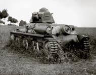 Asisbiz French Army Hotchkiss H39 sn40475 lies abandoned after the battle of Frnce 1940 ebay 01