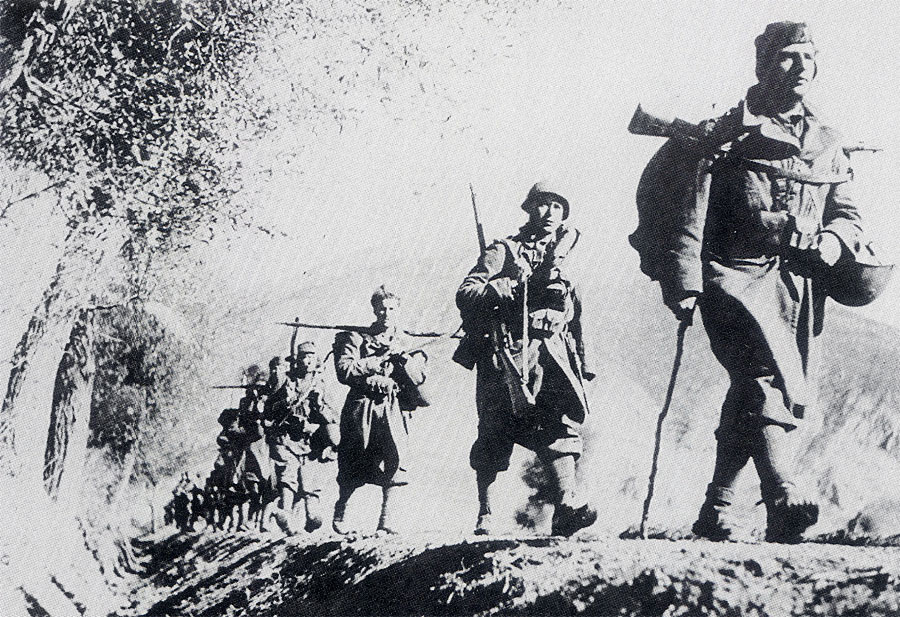 Italian-infantrymen-from-Albania-into-Greece-1941-01.jpg