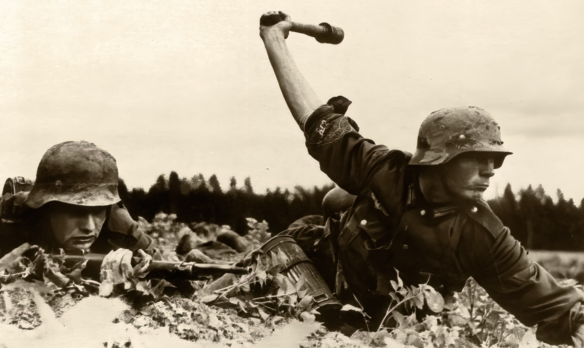 scènes de combats - Page 3 German-Infranty-a-soldier-with-a-stick-grenade-during-Operation-Barbarossa-1941-01