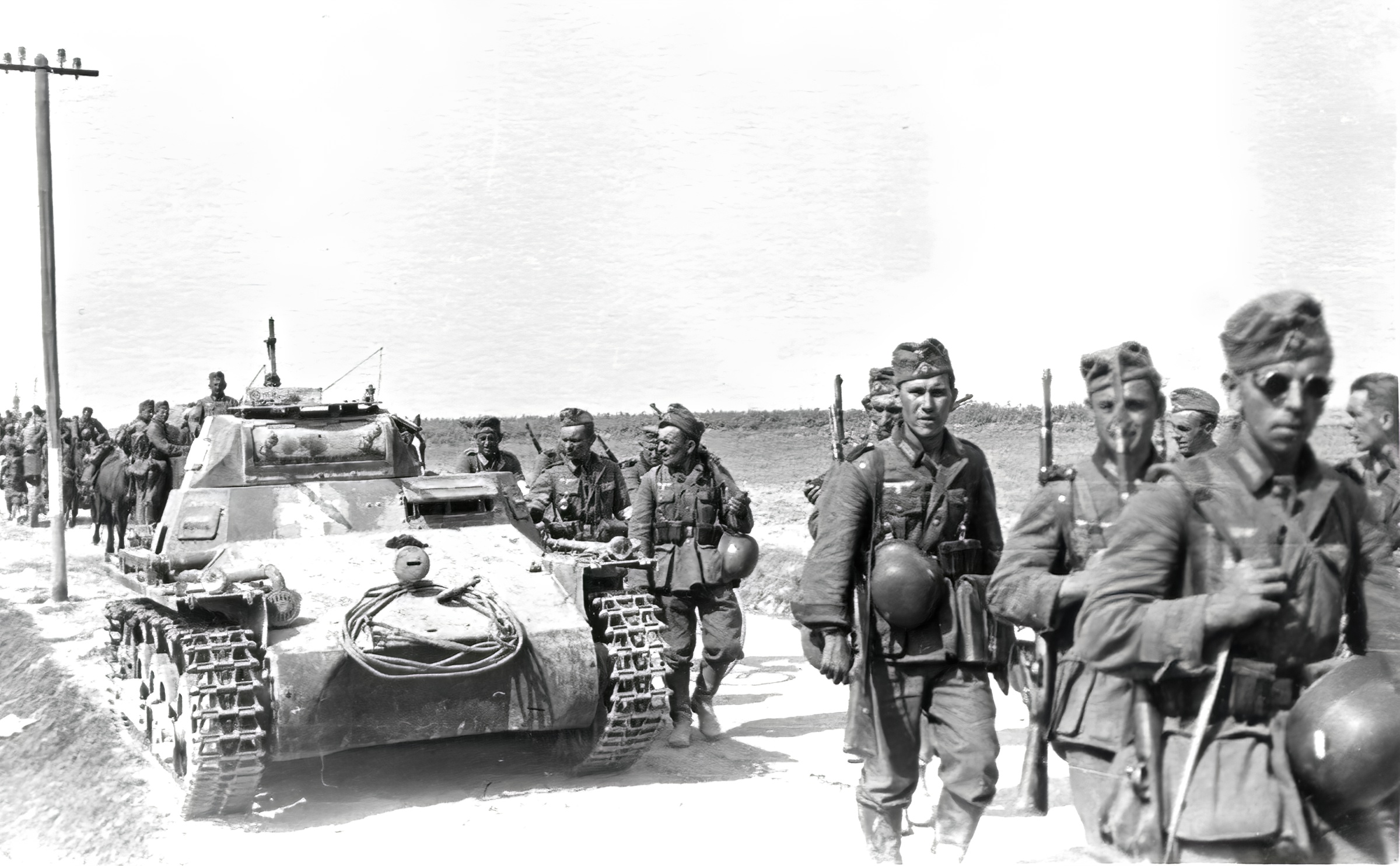 scènes de combats - Page 3 German-Infranty-along-with-a-Panzer-PzKpfw-I-light-tank-advancing-towards-the-front-lines-01