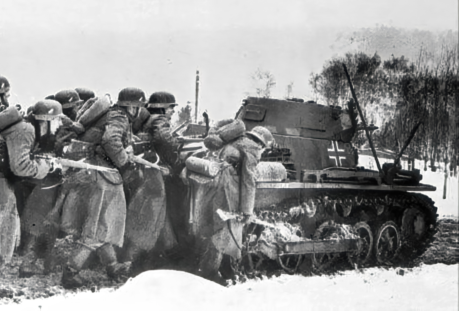 les chars allemands - Page 2 German-Infranty-along-with-a-Panzer-PzKpfw-I-light-tank-advancing-towards-the-front-lines-02