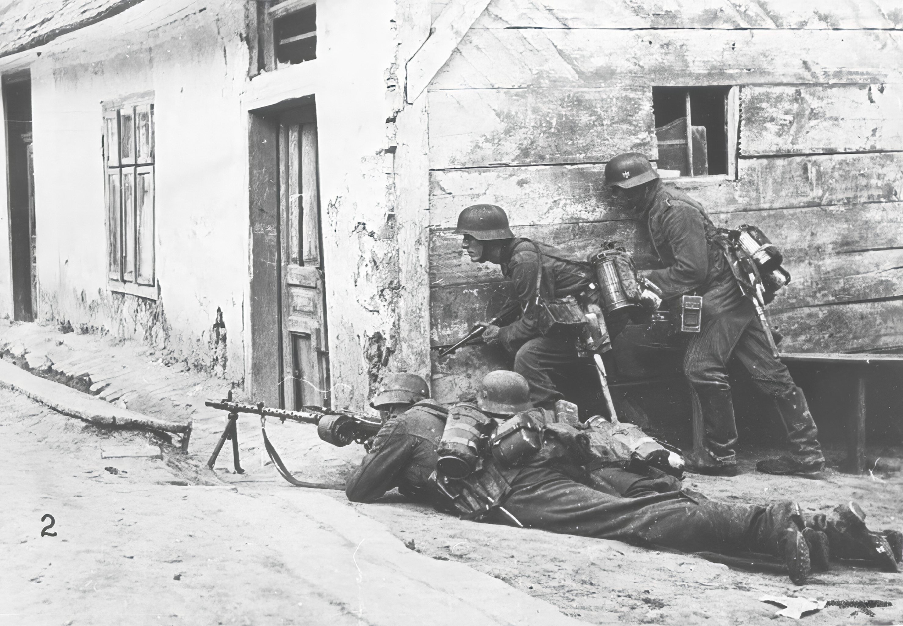 scènes de combats - Page 2 German-Infranty-clearing-Soviet-defenders-during-their-advance-26th-Jun-1941-NIOD