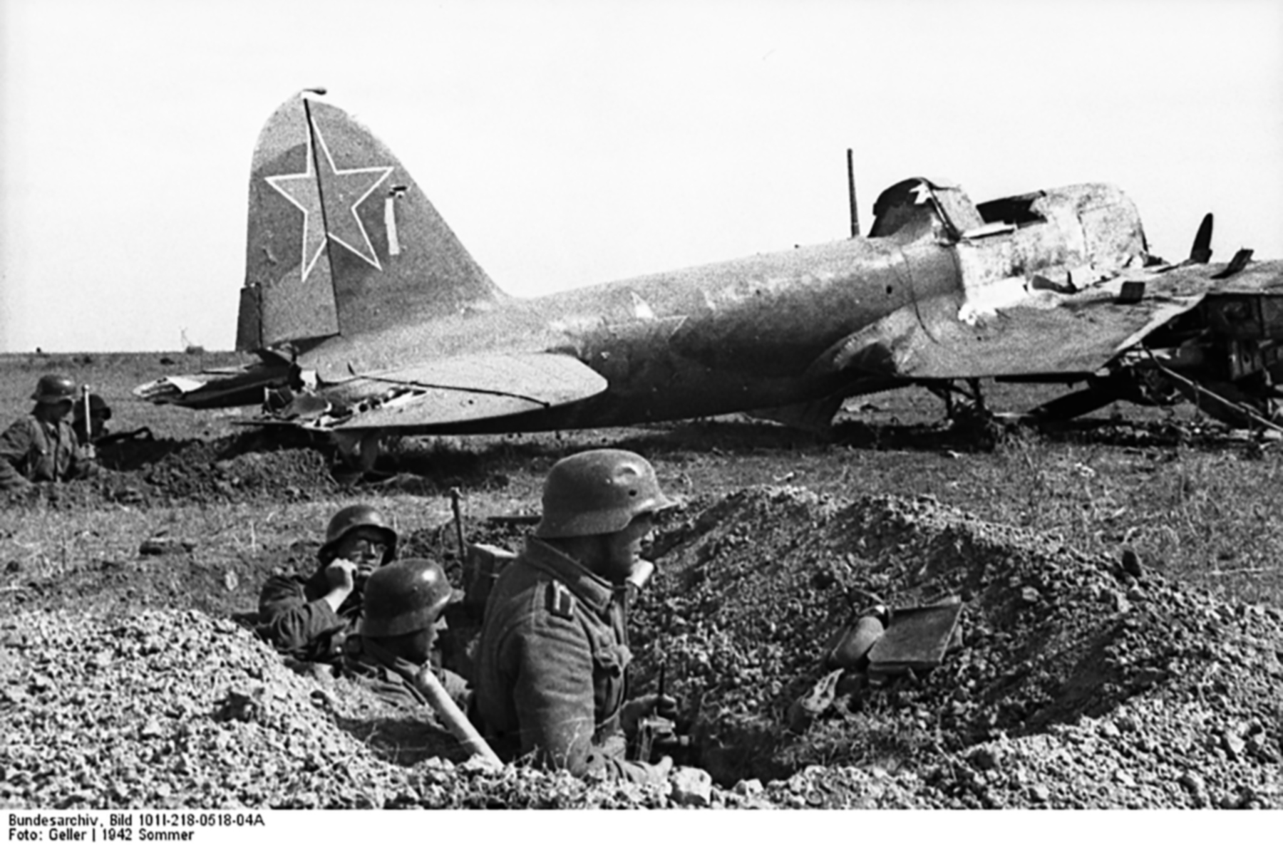 scènes de combats - Page 3 German-Infranty-defending-a-captured-soviet-airfield-1942-01
