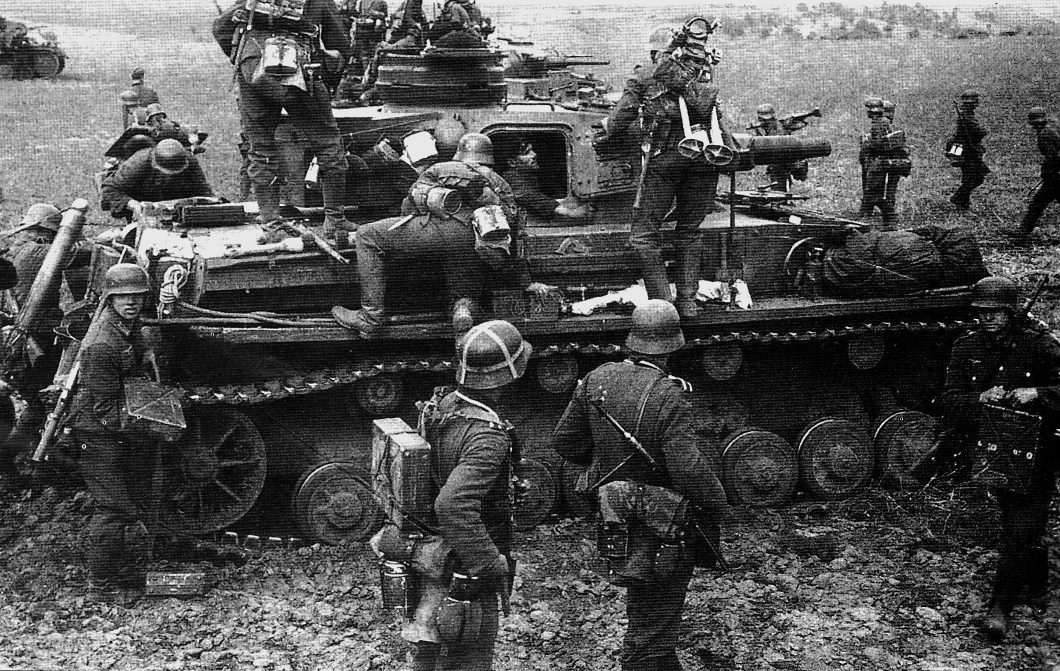 Asisbiz German Panzer PzKpfw IV tank and Panzergrenadiers gather for ...