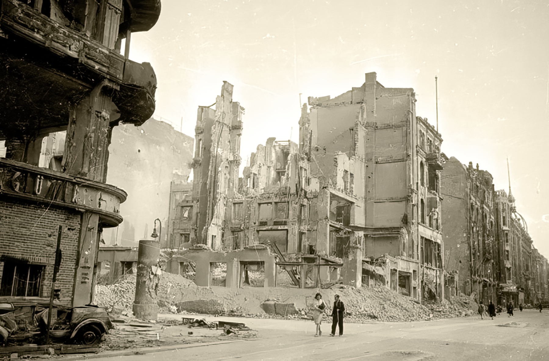 Разрушенный берлин. Берлин ВОВ 1945. Разрушенный город ВОВ 1941-1945. ВОВ Берлин 1945 руины.