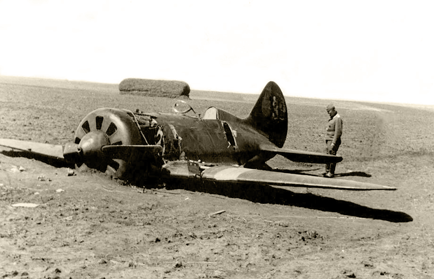 Soviet AF Polikarpov I 16 red 39 lies abandonded after a forced landing on a Russian field 1941 01