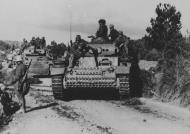 Asisbiz German armor Panzer PzKpfw III during the deffensive build up in Tunisia 16th Jan 1943 NIOD
