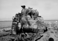Asisbiz County of London Sherman knocked out by a 75mm anti tank gun at Coursa near Manfredonia Italy 25th Sep 1943 194