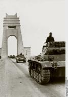 Asisbiz German DAK PzKpfw IIIs passing under Arco Philaenorum the Italian triumphal arch between Cyrenaica and Tripolitania Bund