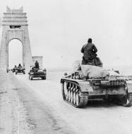 Asisbiz German DAK PzKpfw IIIs passing under Arco Philaenorum the Italian triumphal arch between Cyrenaica and Tripolitania IWM STT467