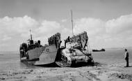 Asisbiz Invasion training loading Shermans Egypt 1943 NAM197503631099L
