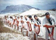 Asisbiz Farewell to Thee Following Hawaiian tradition, Sailors honor men killed during the 7th Dec 1941 80 G K 13328