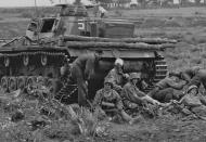 Asisbiz German armor Panzer III sheltering wounded troops during the battle of Kursk Russia 1943 ebay 01