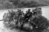 Asisbiz Guderian Panzergruppe 2 advance party cross a river in Russia eBay 02