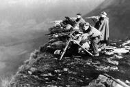 Asisbiz Fascist machine gun squad and riflemen hold positions along the Huesca front northern Spain Dec 30 1936 01