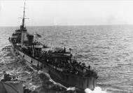 Asisbiz HMS Malcolm leaves HMS Sheffield to embark US troops for Algiers Op Torch 6 9th Nov 1942 IWM A12881