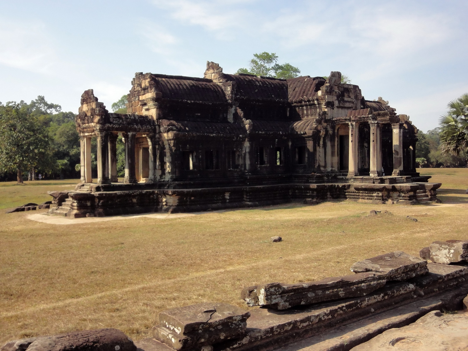 Asisbiz Angkor Wat Khmer Architecture External Library SW Corner 02