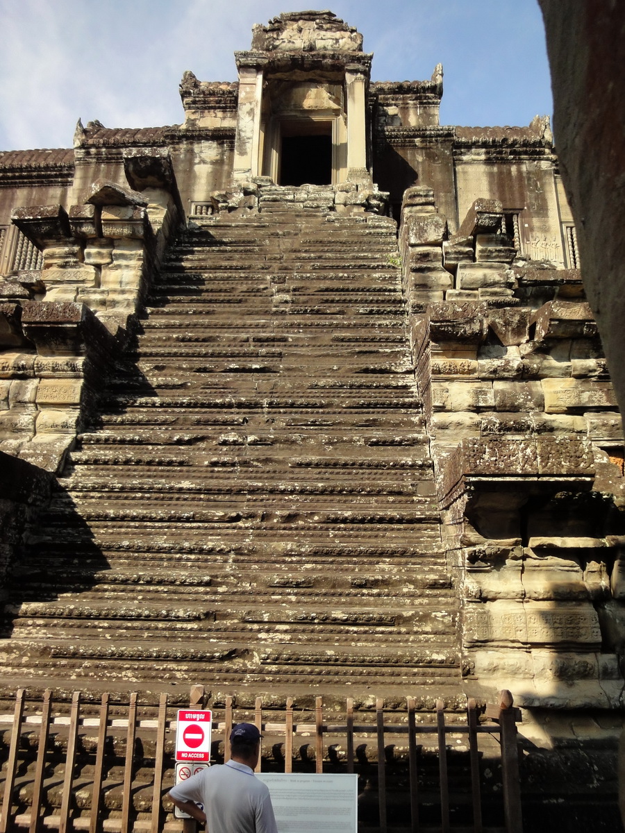 Angkor Wat Khmer architecture inner sanctuary E entrance 04