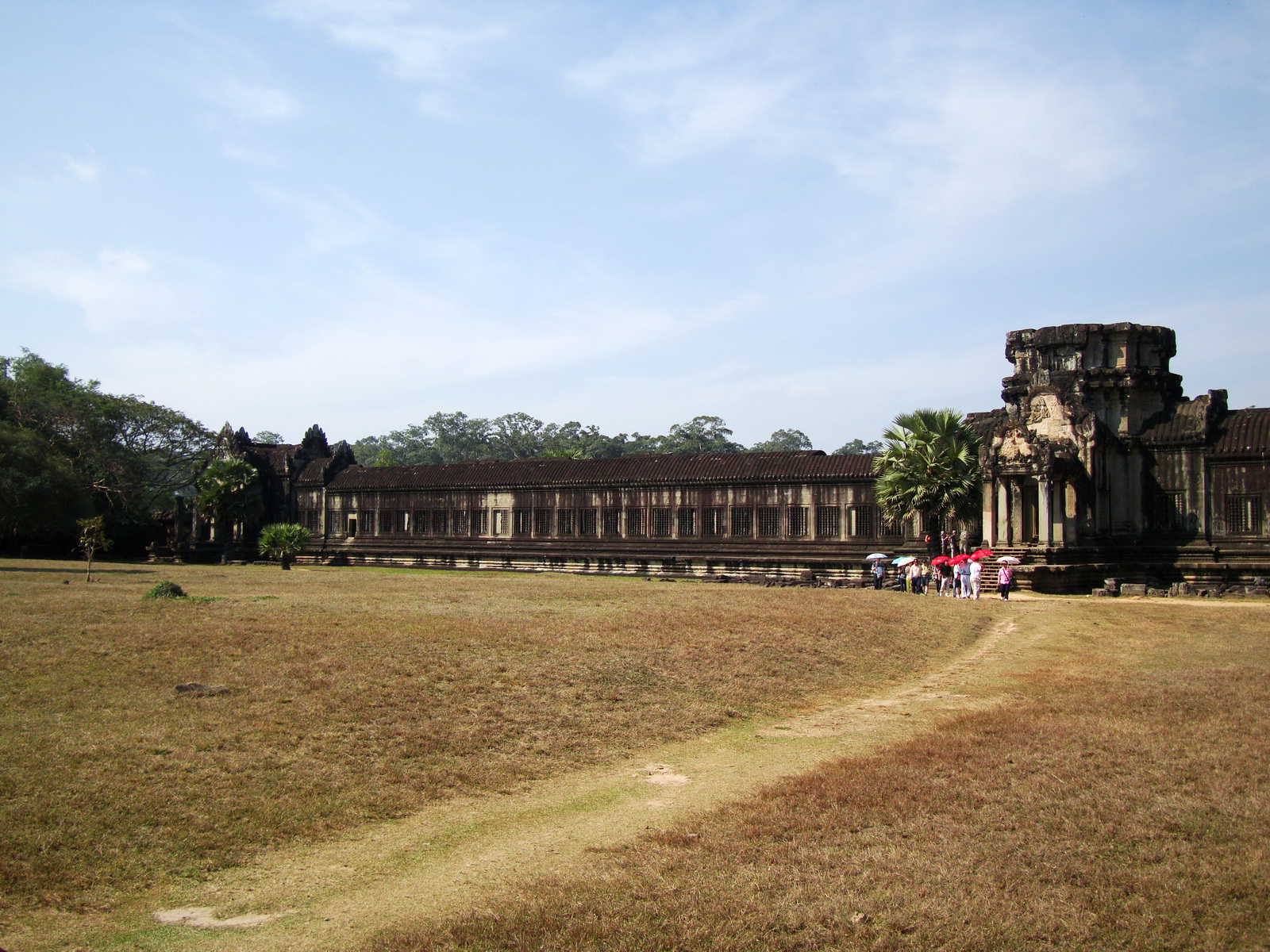 Angkor Wat Western Gopura inside looking southwest 02