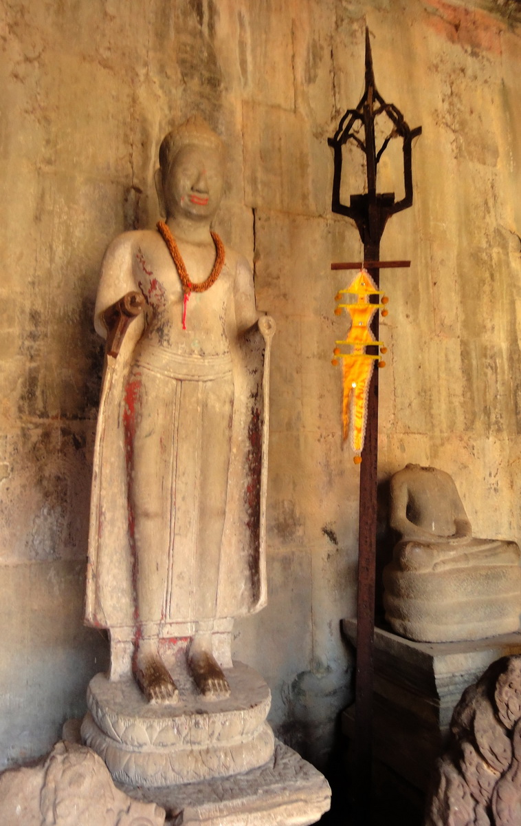 Angkor Wat inner sanctuary gallery Buddha relics 03
