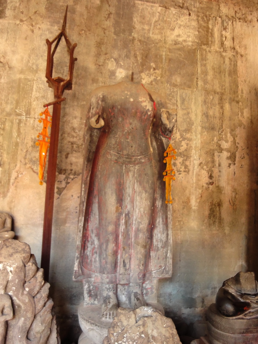 Angkor Wat inner sanctuary gallery Buddha relics 06