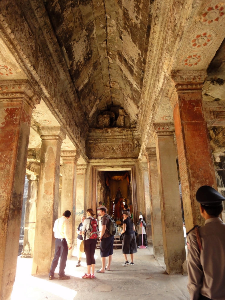 Angkor Wat inner sanctuary gallery columns and passageways 03