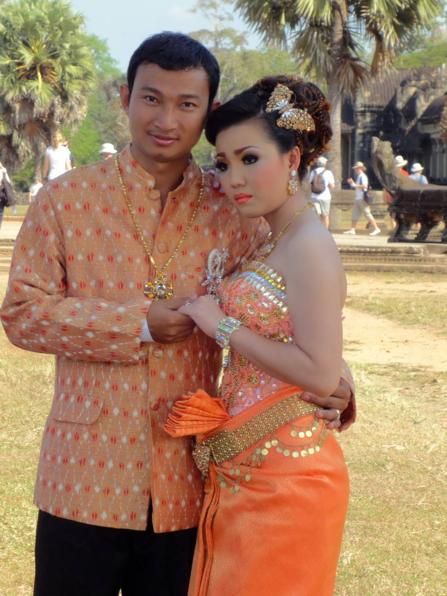 Traditional bride and groom fotos Angkor Wat Siem Reap Cambodian 01