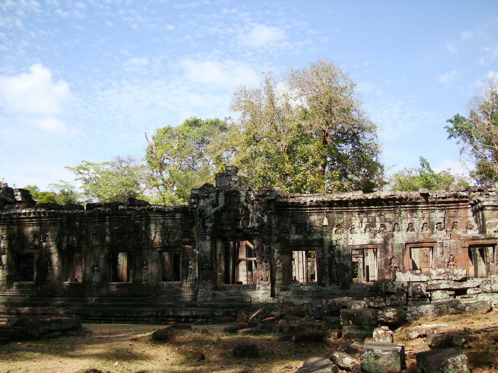 C Banteay Kdei Temple hall of dancers Angkor Jan 2010 03
