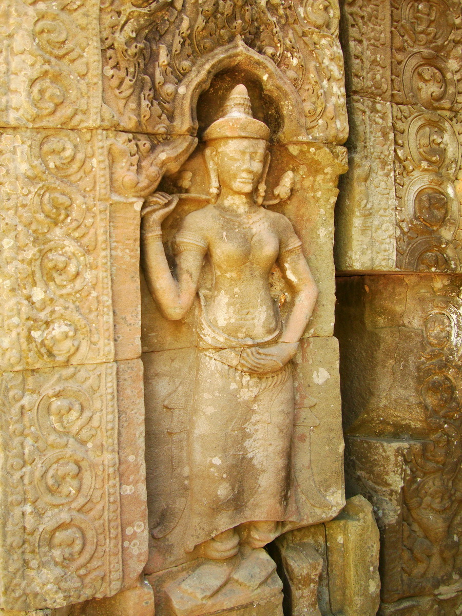 D Banteay Kdei Temple main enclosure Bas relief devas 22