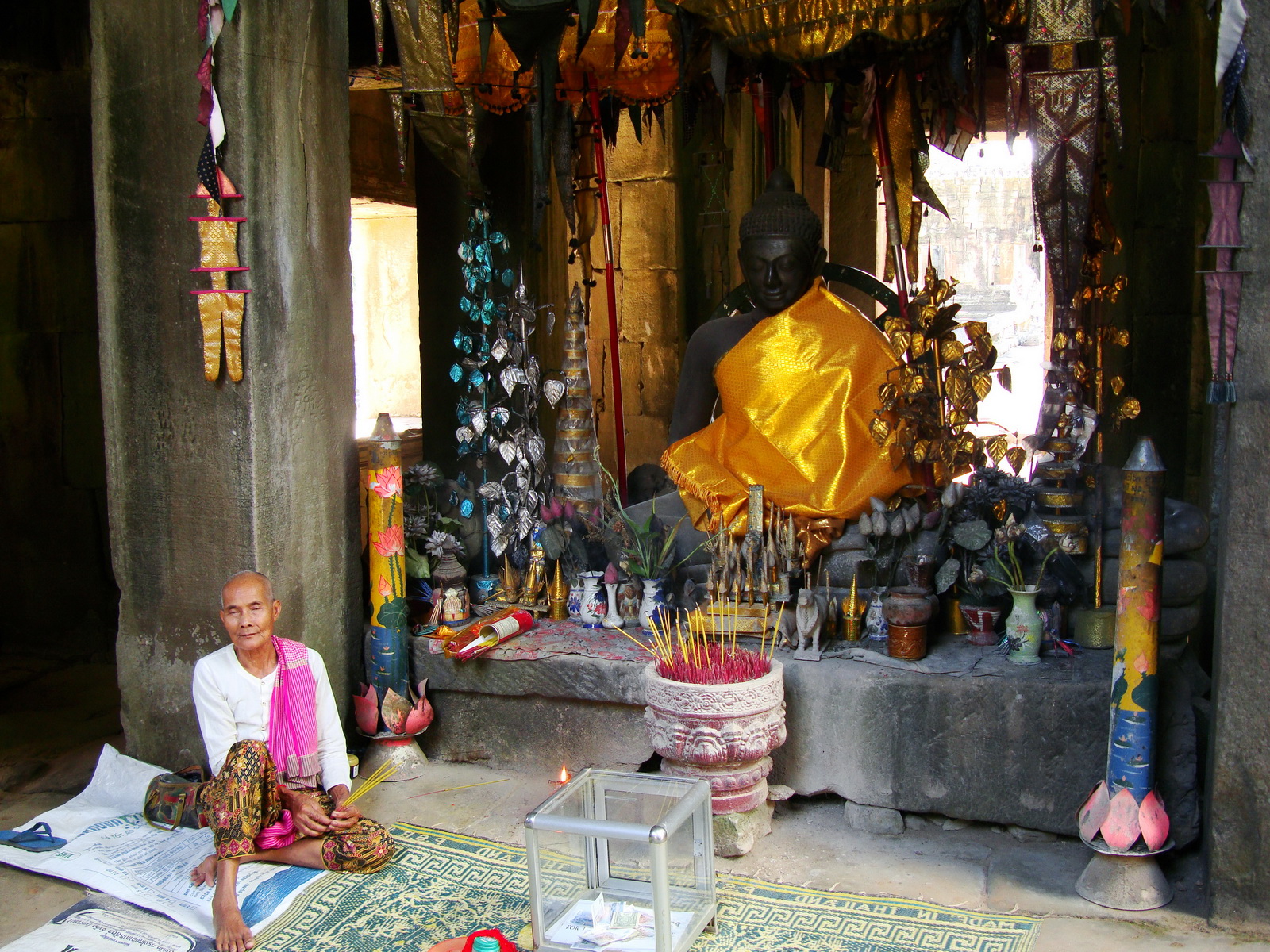 D Banteay Kdei Temple main enclosure Buddha Jan 2010 03
