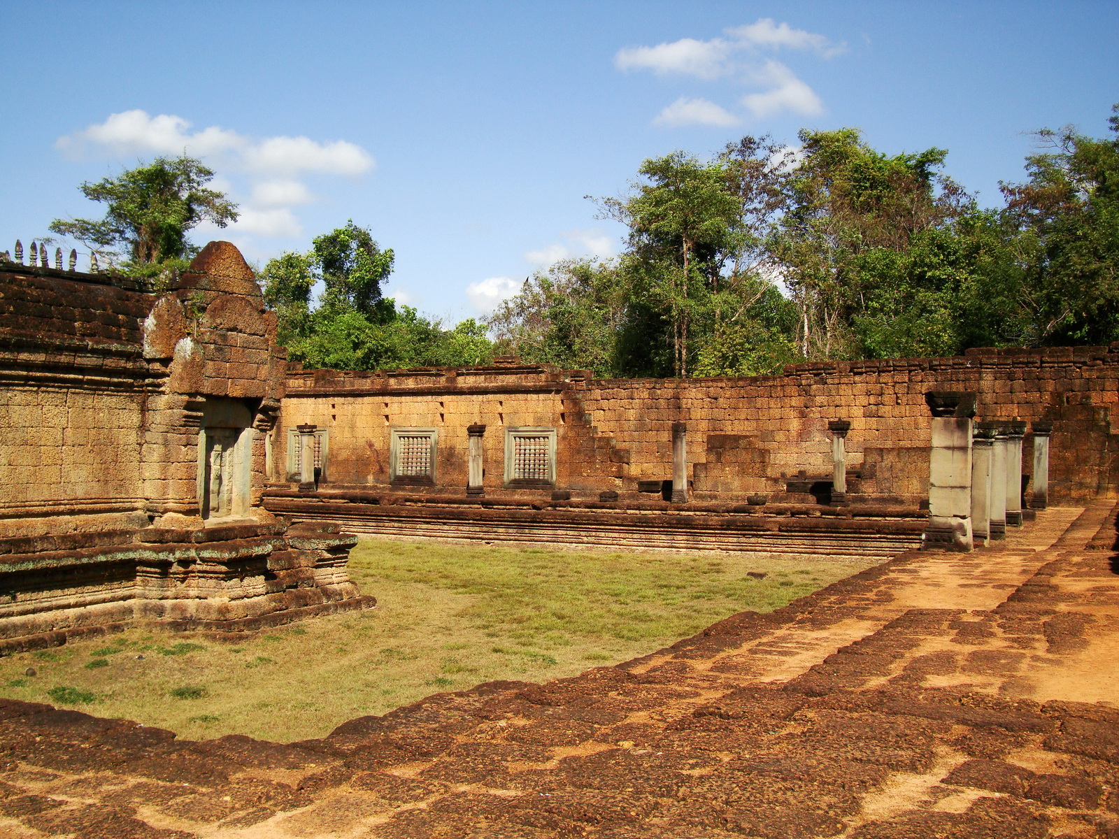 Banteay Samre Temple enclosed moat East Baray Jan 2010 01