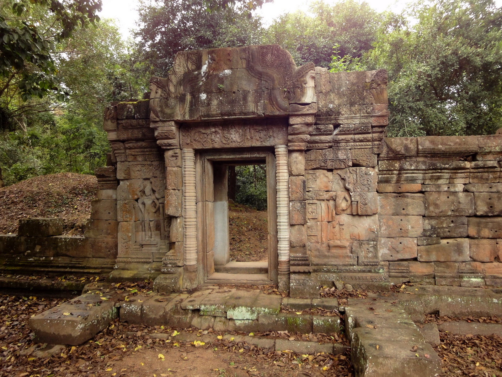 Baphuon temple gate Khmer style mid 11th century Angkor 01