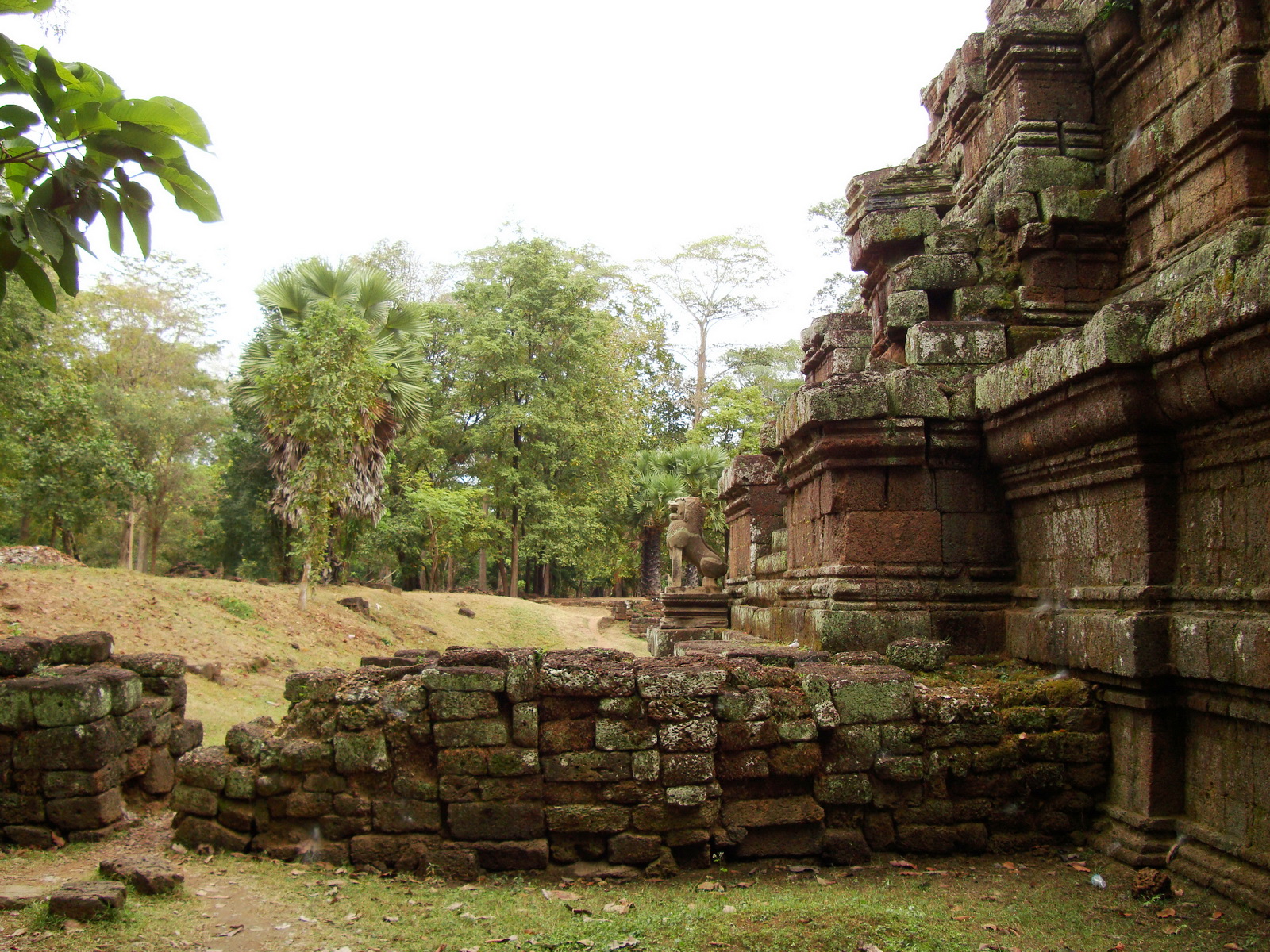Celestial temple eastern side guardian lion Hindu Khleang style Angkor 02