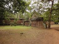 Asisbiz Royal Palace laterite walls Hindu Khleang style Angkor 01