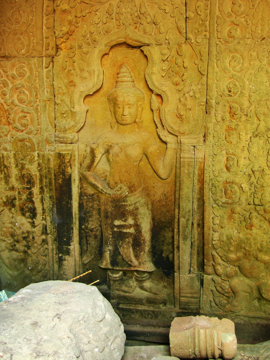 Preah Khan Temple Bas relief male divinty main enclosure 01