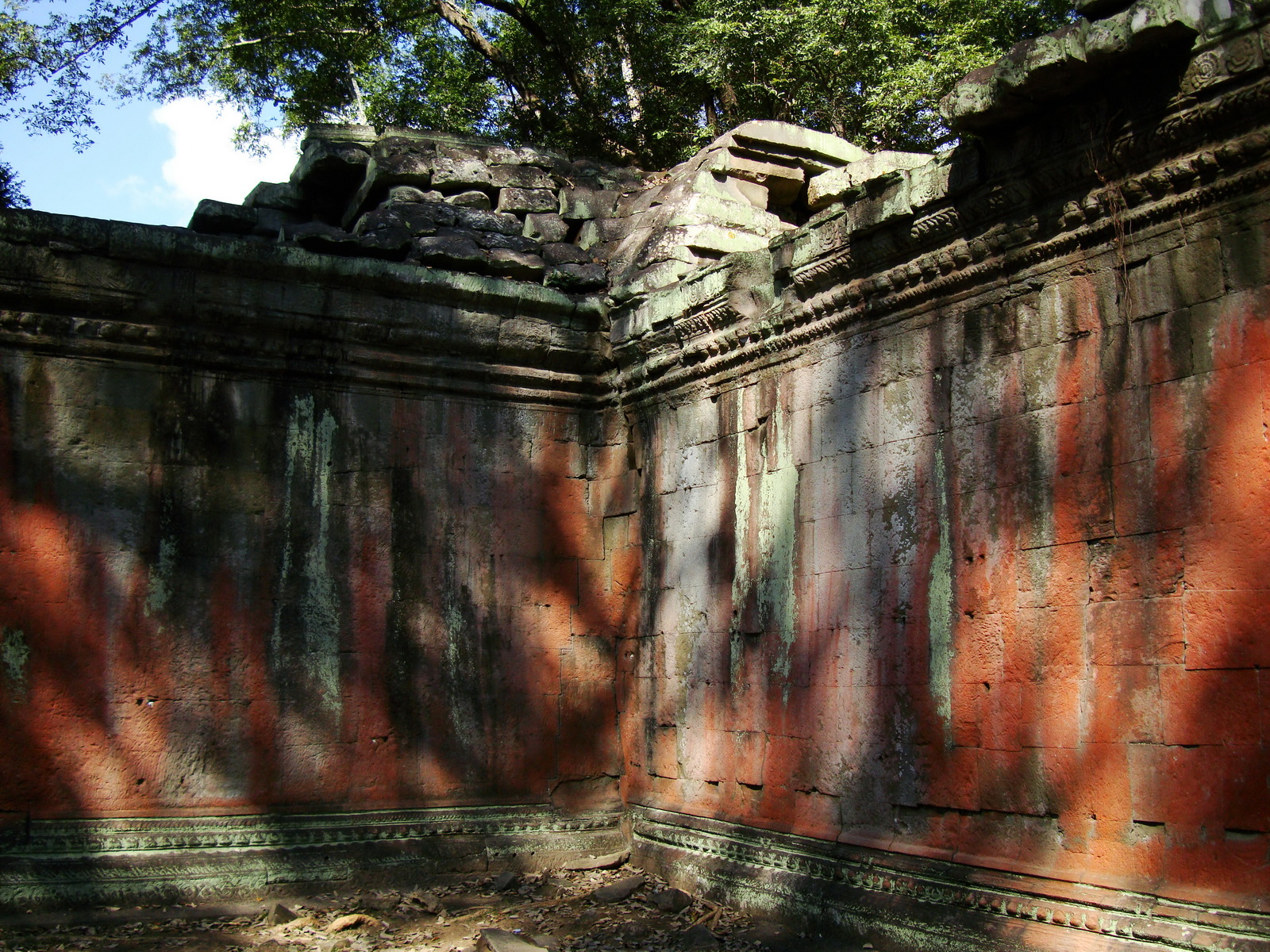 Ta Prohm Temple Rajavihara Tomb Raider inner laterite walls 05