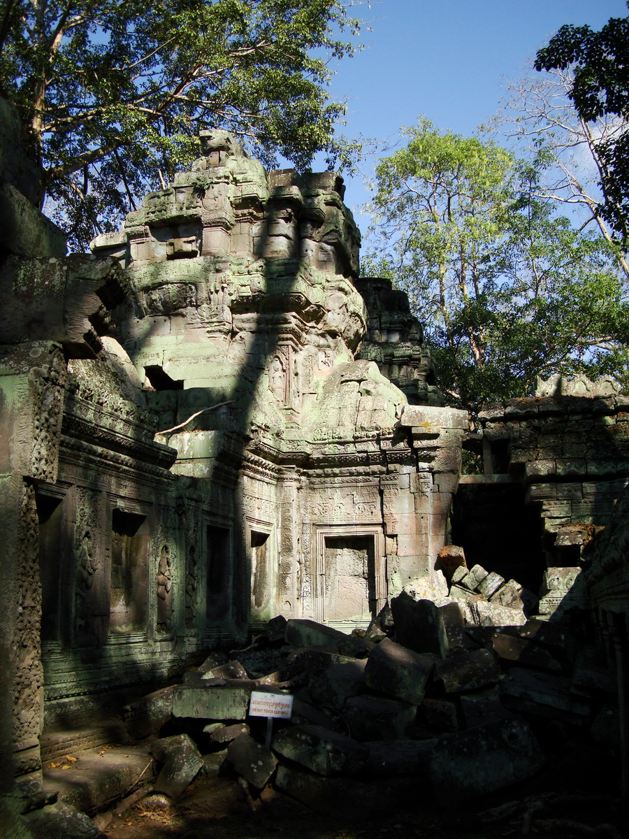 Ta Prohm Temple Tomb Raider giant iconic trees dwaf the gopura 04