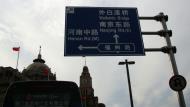Asisbiz Waibaidu Bridge Nanjing Rd and Henan road sign Huangpu District Shanghai China 01