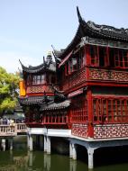 Asisbiz S01 Yu Garden Yu Yang Garden tour nine zigzag bridge and mid lake pavilion Shanghai 01