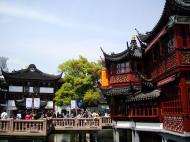 Asisbiz S01 Yu Garden Yu Yang Garden tour nine zigzag bridge and mid lake pavilion Shanghai 15