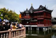 Asisbiz S01 Yu Garden Yu Yang Garden tour nine zigzag bridge and mid lake pavilion Shanghai 19