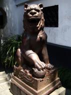 Asisbiz S05 Yu Garden Yu Yang Garden Yuan Dynasty Iron lion guardians male Shanghai China 01