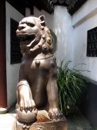 Asisbiz S05 Yu Garden Yu Yang Garden Yuan Dynasty Iron lion guardians male Shanghai China 05