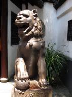 Asisbiz S05 Yu Garden Yu Yang Garden Yuan Dynasty Iron lion guardians male Shanghai China 06