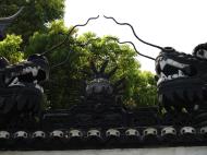 Asisbiz S25 Yu Garden Yu Yang Garden two dragon seizing pearl wall sculptures Huangpu Shanghai 01