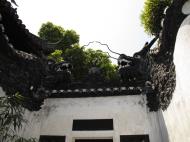 Asisbiz S25 Yu Garden Yu Yang Garden two dragon seizing pearl wall sculptures Huangpu Shanghai 02